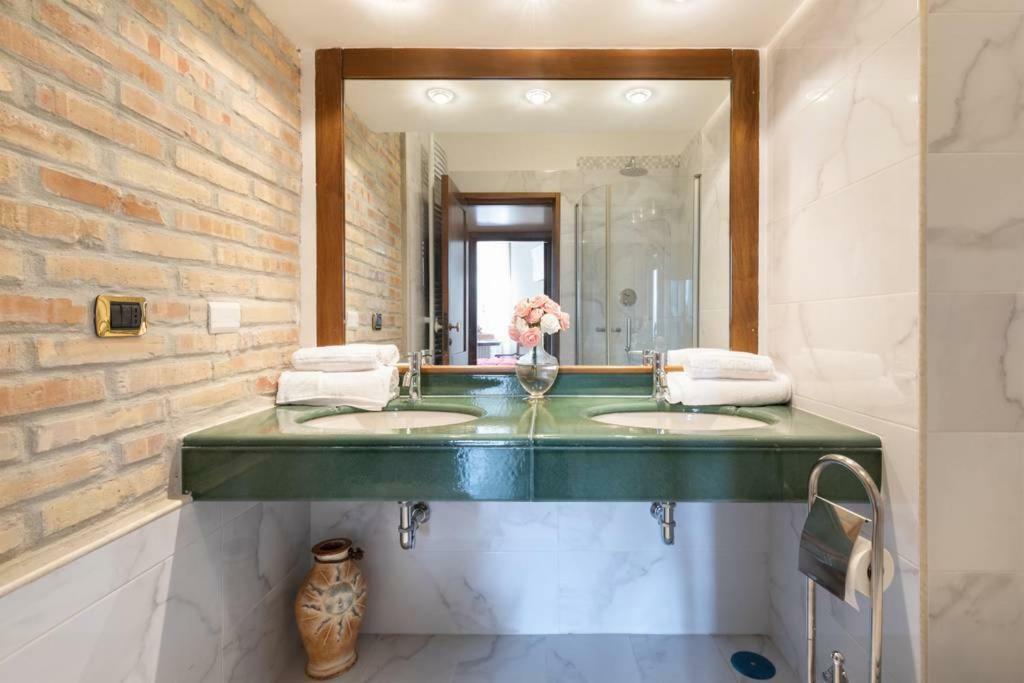 Jacuzzi In Front Of The Colosseum روما المظهر الخارجي الصورة