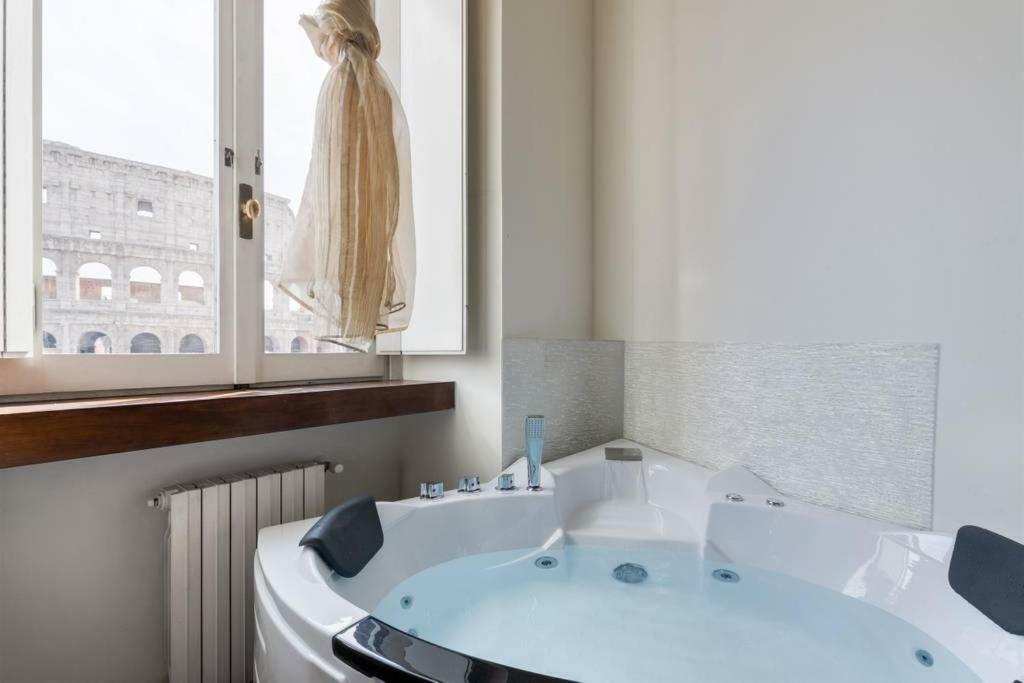 Jacuzzi In Front Of The Colosseum روما المظهر الخارجي الصورة