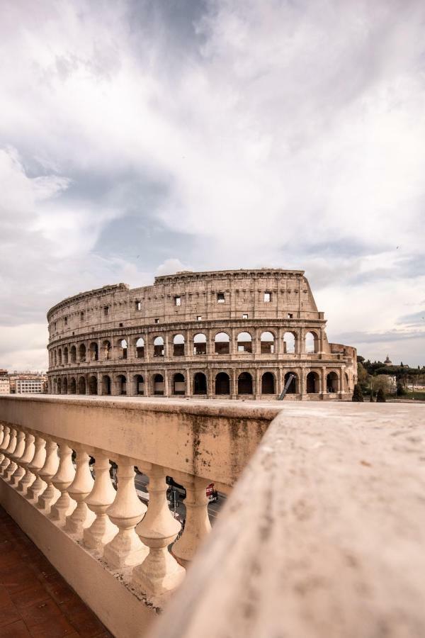 Jacuzzi In Front Of The Colosseum روما المظهر الخارجي الصورة